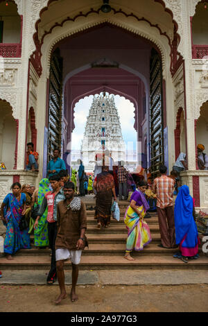 Pushkar, Rajasthan, Indien: die Menschen geben und die Rangji Tempel Lord Vishnu geweiht verlassen Stockfoto