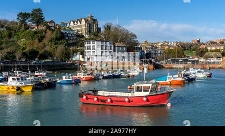 FOLKESTONE, Kent/UK - 12. NOVEMBER: Blick auf die Boote im Hafen von Folkestone am 12. November 2019 Stockfoto