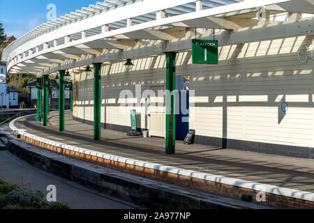 FOLKESTONE, Kent/UK - 12. NOVEMBER: Blick auf die restaurierte Hafen Bahnhof in Folkestone am 12. November 2019 Stockfoto