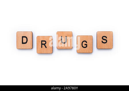 Das Wort DROGEN, Dinkel mit hölzernen Buchstabensteine über einem weißen Hintergrund. Stockfoto