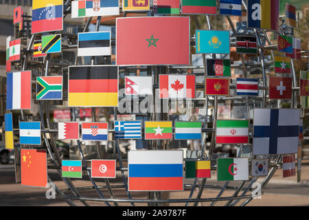 Globus mit internationalen Flaggen am Strand Promenade, Fuengirola, Costa del Sol, Provinz Malaga, Spanien. Stockfoto