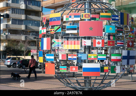 Globus mit internationalen Flaggen am Strand Promenade, Fuengirola, Costa del Sol, Provinz Malaga, Spanien. Stockfoto