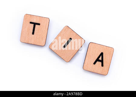 Die Abkürzung TIA - Transitorische Ischämische Attacke - die medizinische Bezeichnung für einen Mini-Hub, Dinkel mit hölzernen Buchstabensteine über einem weißen Hintergrund. Stockfoto