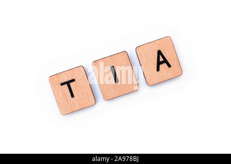 Die Abkürzung TIA - Transitorische Ischämische Attacke - die medizinische Bezeichnung für einen Mini-Hub, Dinkel mit hölzernen Buchstabensteine über einem weißen Hintergrund. Stockfoto