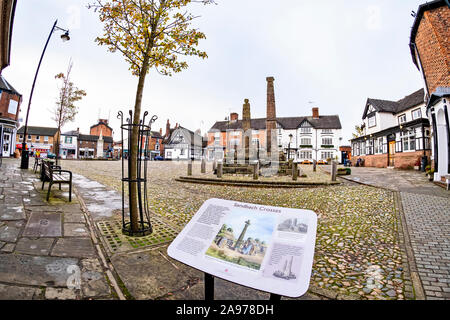 Sächsische Kreuze mit Erklärung unterzeichnen auf dem Marktplatz in Sandbach Cheshire UK Stockfoto