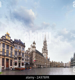 Panorama der Marktplatz oder Grand Place in Brüssel im Herbst Regenwetter, Belgien Stockfoto