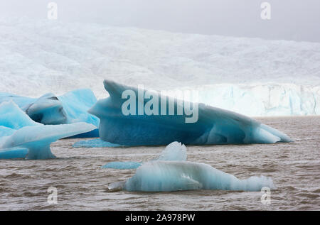 Blau Eisbrocken floating Am Gletschersee Jökulsárlón Gletscherlagune im Südosten von Island Stockfoto