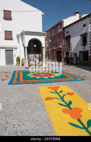 Bunte Teppiche von Holzhackschnitzeln in den Straßen, die von der Gemeinde während der Fronleichnam 2019, Carcabuey, Cordoba, Andalusien. Spanien Stockfoto