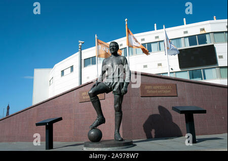 Die Jimmy Armfield Statue in Bloomfield Road, Blackpool außerhalb Blackpool Football Club Stockfoto