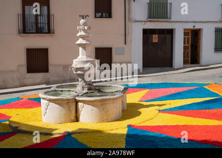 Bunte Teppiche von Holzhackschnitzeln in den Straßen, die von der Gemeinde während der Fronleichnam 2019, Carcabuey, Cordoba, Andalusien. Spanien Stockfoto