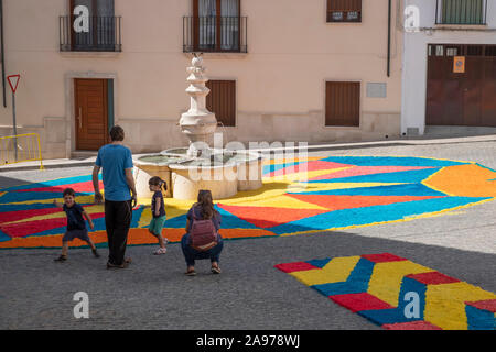 Bunte Teppiche von Holzhackschnitzeln in den Straßen, die von der Gemeinde während der Fronleichnam 2019, Carcabuey, Cordoba, Andalusien. Spanien Stockfoto