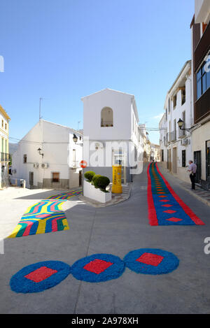 Bunte Teppiche von Holzhackschnitzeln in den Straßen, die von der Gemeinde während der Fronleichnam 2019, Carcabuey, Cordoba, Andalusien. Spanien Stockfoto