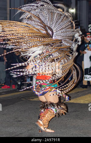 Darsteller in traditionellen Kostümen der Azteken am jährlichen Tag der Toten Feier in San Francisco, Kalifornien. Stockfoto