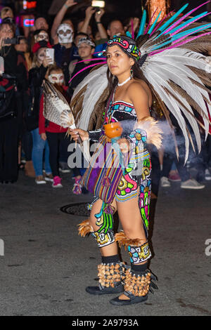 Darsteller in traditionellen Kostümen der Azteken am jährlichen Tag der Toten Feier in San Francisco, Kalifornien. Stockfoto