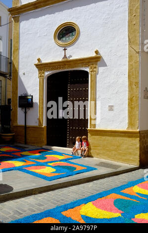 Bunte Teppiche von Holzhackschnitzeln in den Dorfstraßen während Corpus Christi 2019, Carcabuey, Cordoba, Andalusien. Spanien Stockfoto