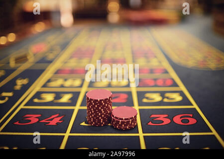 Roulette Chips auf einem Spieltisch in einem Casino. Stockfoto