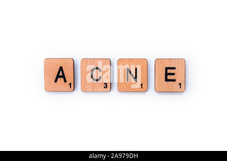 London, UK, 16. Juni 2019: Das Wort Akne, Dinkel mit hölzernen Buchstabensteine über einem weißen Hintergrund. Stockfoto