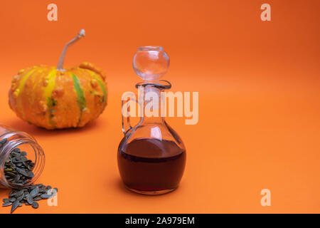 Gesunde organische Kürbiskernöl mit Kürbiskernen und Kürbis Stockfoto