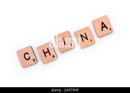 London, UK, 16. Juni 2019: Das Wort CHINA, Dinkel mit hölzernen Buchstabensteine über einem weißen Hintergrund. Stockfoto