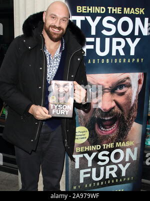 London, Großbritannien. 13 Nov, 2019. Ehemalige Welt Boxweltmeister, Tyson Wut an seiner Autobiografie, hinter der Maske Autogrammstunde bei Waterstones in London. Credit: SOPA Images Limited/Alamy leben Nachrichten Stockfoto