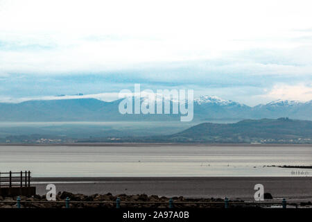 South Lakeland Fells, Morecambe, Lancashire. 13. November 2019, die Aussicht von Morecambe in Morecambe Bay im Schnee top Berge in Nebel gehüllt, Kredit: Fotografieren Nord/Alamy leben Nachrichten Stockfoto