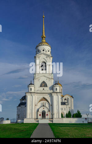 1352 Glockenturm der Kathedrale, mit blauem Himmel und weißen Wolken, Wladimir, Russland Stockfoto