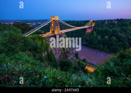 Ein abendlicher Blick auf die berühmten Clifton Suspension Bridge in Bristol, England. Stockfoto