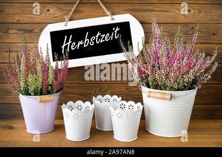 Deutscher Herbst Jahreszeit label und Heather Blumen Stockfoto