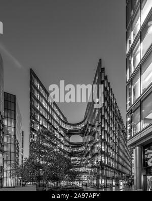 Mehr London Piazza, Southwark, London, England 7 weitere Gebäude in London Stockfoto