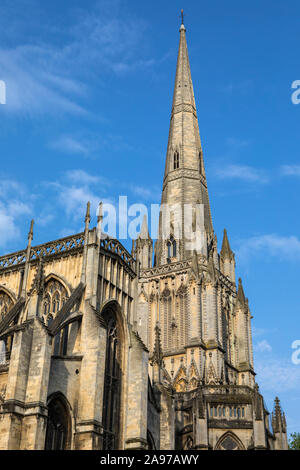 Ein Blick auf die St. Mary Redcliffe Kirche in der Stadt Bristol in England. Stockfoto