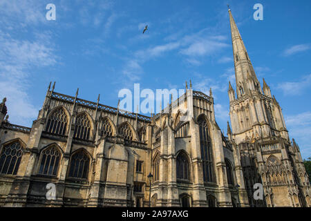 Ein Blick auf die St. Mary Redcliffe Kirche in der Stadt Bristol in England. Stockfoto