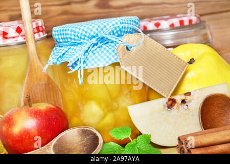 Kochen - Quitten und Äpfel Stockfoto