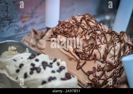 Köstliche italienische Eiscreme mit frischen Früchten und einer Mischung aus Nüssen, Samen, Pistazien, Schokoladenflocken Stockfoto