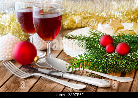 Weihnachten Tischdekoration und Rotwein Stockfoto