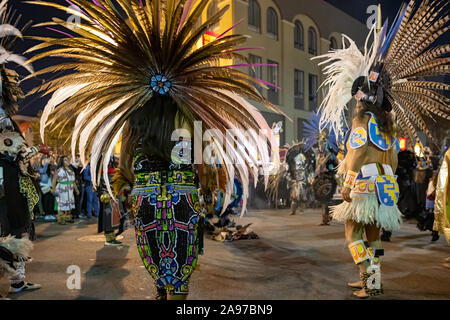 Darsteller in traditionellen Kostümen der Azteken am jährlichen Tag der Toten Feier in San Francisco, Kalifornien. Stockfoto