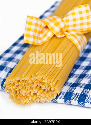 Spaghetti und Blau geprüft Serviette auf weißem Hintergrund Stockfoto