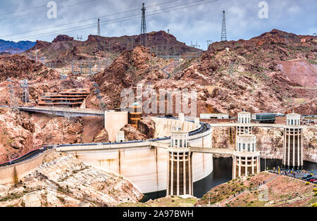 Penstock Türme an der Hoover Dam auf dem Colorado River, USA Stockfoto