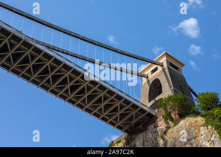 Ein Blick von unterhalb der Clifton Suspension Bridge in der Stadt Bristol in Großbritannien. Stockfoto