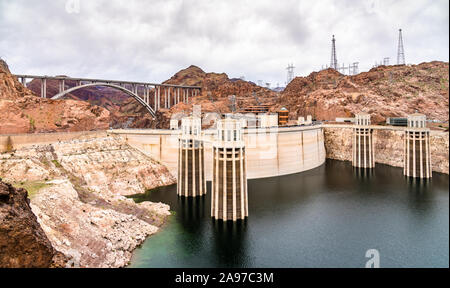 Penstock Türme an der Hoover Dam auf dem Colorado River, USA Stockfoto