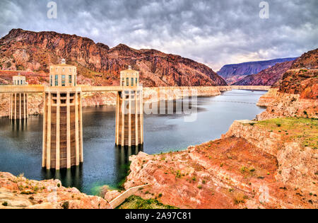 Penstock Türme an der Hoover Dam auf dem Colorado River, USA Stockfoto