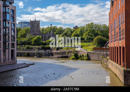 Ein Blick über den Fluss Avon in Richtung Schloss Park und die Ruine der St. Peters Kirche in der historischen Stadt Bristol, UK. Stockfoto