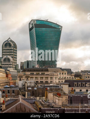 Haus Dächer und Walkie talkie Tower in London City. Viele Büros und Unternehmen ihren Sitz in diesem Wolkenkratzer. Es ist der Himmel Garten Terrasse zu Stockfoto