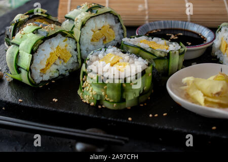 Gewebte Gurke sushi Schichten auf schiefer Platte Stockfoto