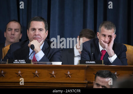 Washington, United States. 13 Nov, 2019. Republikanische Vertreter aus Kalifornien Devin Nunes (L) und Rechtsbeistand Steve Castor(R) hören Sie d'Affaires an der US-Botschaft in der Ukraine Bill Taylor während der House Permanent Select Committee on Intelligence kostenlos Anhörung über die amtsenthebung Anfrage in US-Präsident Donald J. Trumpf, auf dem Capitol Hill in Washington, DC, am Mittwoch, 13. November 2019. Quelle: UPI/Alamy leben Nachrichten Stockfoto