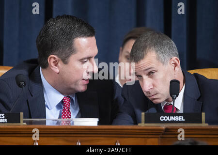 Washington, United States. 13 Nov, 2019. Republikanische Vertreter aus Kalifornien Devin Nunes (L) und Rechtsbeistand Steve Castor(R) hören Sie d'Affaires an der US-Botschaft in der Ukraine Bill Taylor während der House Permanent Select Committee on Intelligence kostenlos Anhörung über die amtsenthebung Anfrage in US-Präsident Donald J. Trumpf, auf dem Capitol Hill in Washington, DC, am Mittwoch, 13. November 2019. Quelle: UPI/Alamy leben Nachrichten Stockfoto