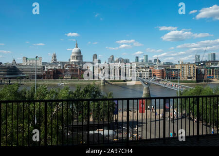 Erhöhte Blick über die Themse von St Paul's Cathedral, Millennium Bridge in Southwark, London, England. Stockfoto