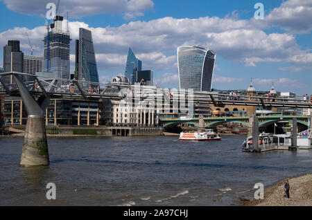 Blick auf die Millennium Bridge über die Themse mit der Stadt im Hintergrund, Southwark, London, England Stockfoto