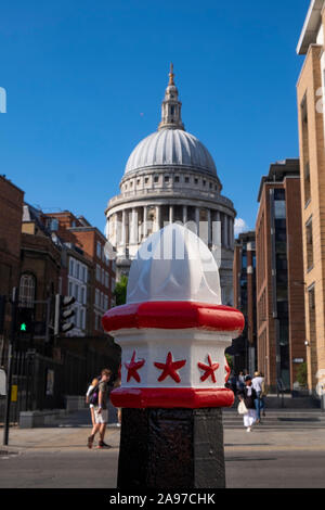 Frisch metall Post vor der St. Paul's Cathedral in London, England lackiert Stockfoto