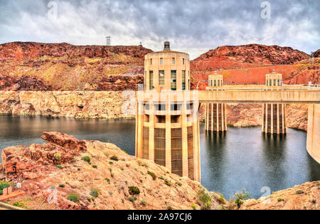 Penstock Türme an der Hoover Dam auf dem Colorado River, USA Stockfoto