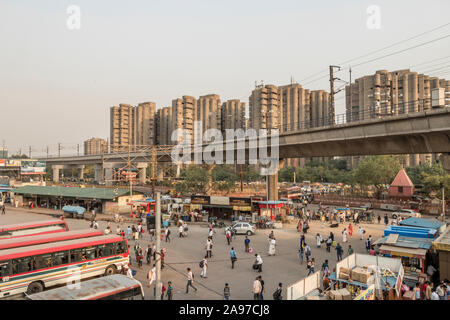 Grossen Verkehr mit TukTuks, Busse und Menschen in Neu-Delhi, Delhi, Indien Stockfoto